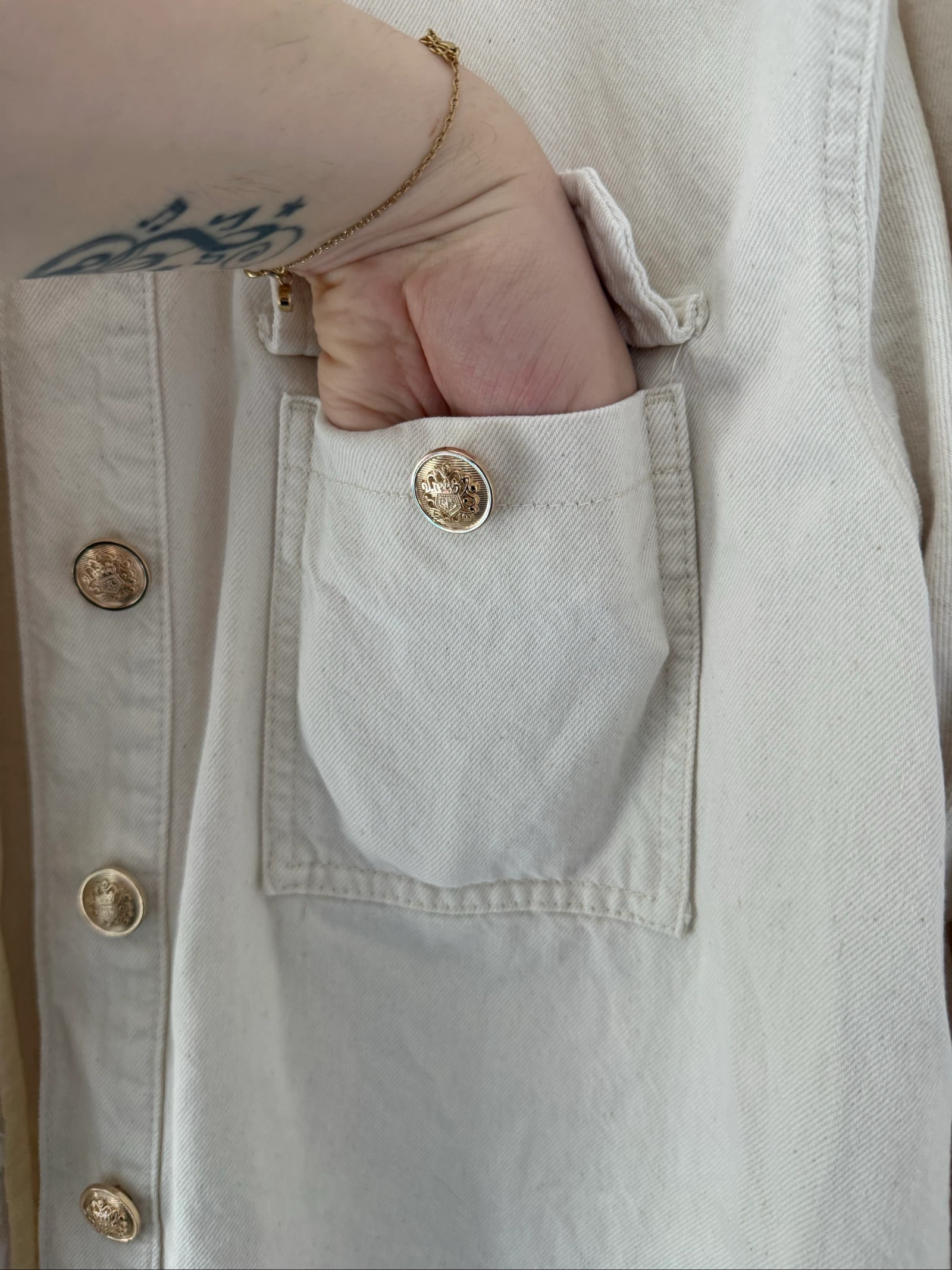 Chaqueta vaquera crema con botones dorados - Kiabi - XL – photo 5